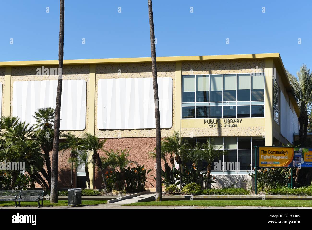 ANAHEIM, CALIFORNIA - 31 MAR 2021: L'edificio della Biblioteca centrale di Anaheim all'angolo tra Broadway e Harbour Boulevard. Foto Stock