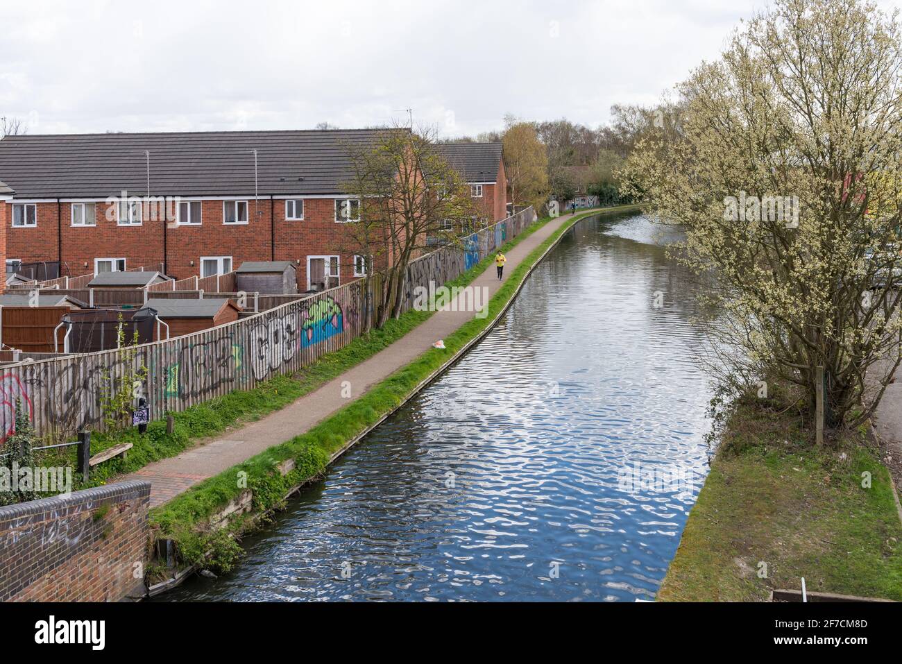 Il canale Worcester e Birmingham che corre sotto la Pershore Road, Stirchley, Birmingham, UK Foto Stock