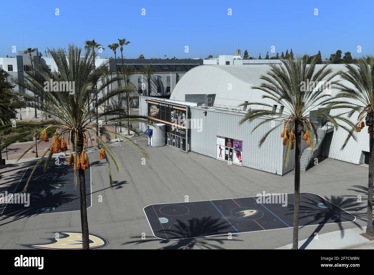 ANAHEIM, CALIFORNIA - 31 MAR 2021: Vista ad alto angolo del ghiaccio di Anaheim, una struttura di hockey su ghiaccio e pattinaggio di classe mondiale e una delle principali opere di archit Foto Stock