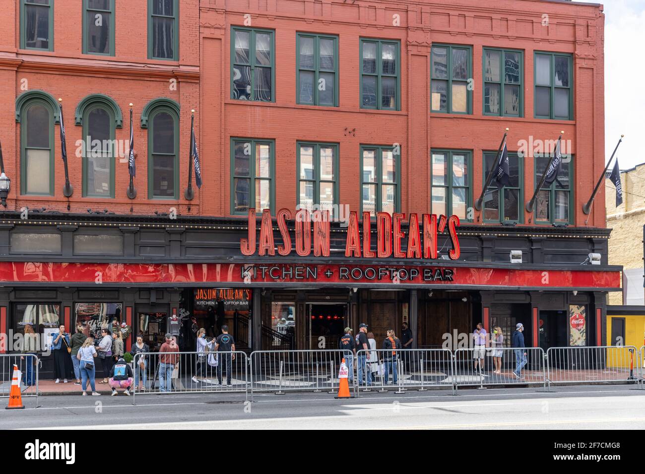 Il Jason Aldean's Kitchen and Rooftop Bar è il club di cantanti di musica country di Broadway Street nel centro di Nashville. Foto Stock