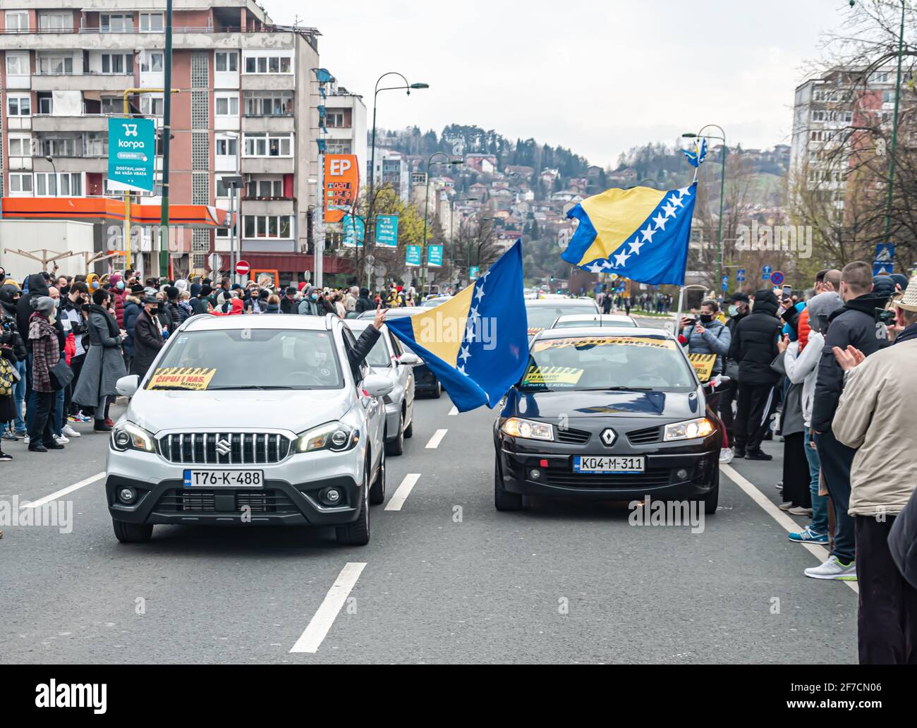 Centinaia di cittadini sono scesi per le strade di Sarajevo protesta contro il governo perché non hanno fornito vaccini per la vaccinazione corona Foto Stock