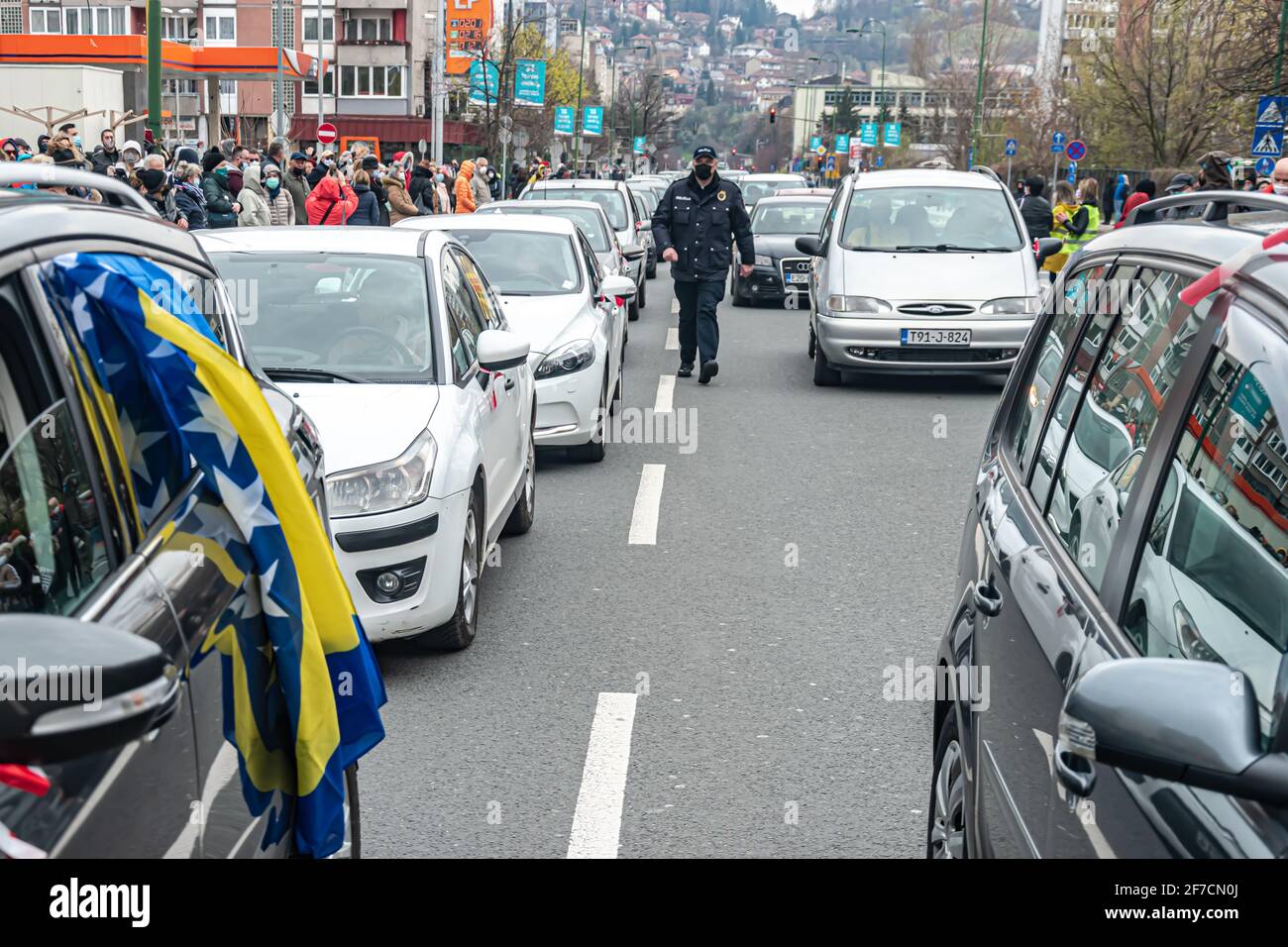Centinaia di cittadini sono scesi per le strade di Sarajevo protesta contro il governo perché non hanno fornito vaccini per la vaccinazione corona Foto Stock