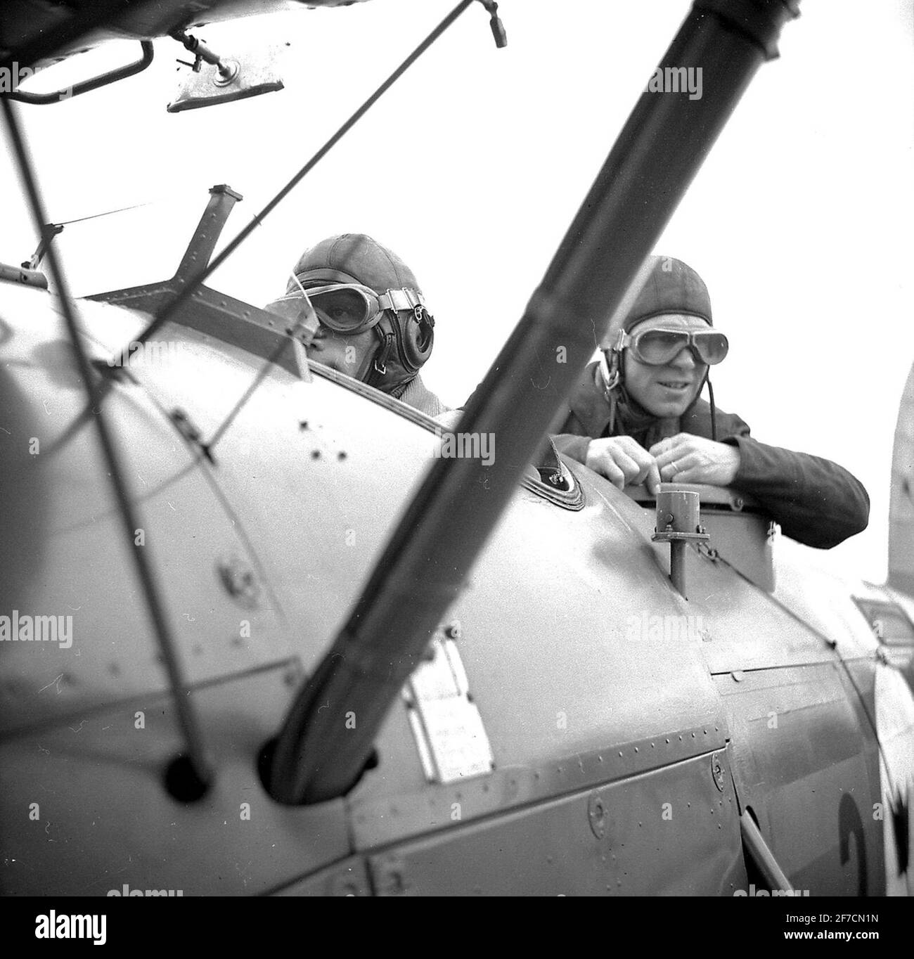 Due volantini a bordo S 9, 1937 . Due volantini a bordo dell'aeromobile 9. Primo piano della parte anteriore del sedile di guida. Foto Stock
