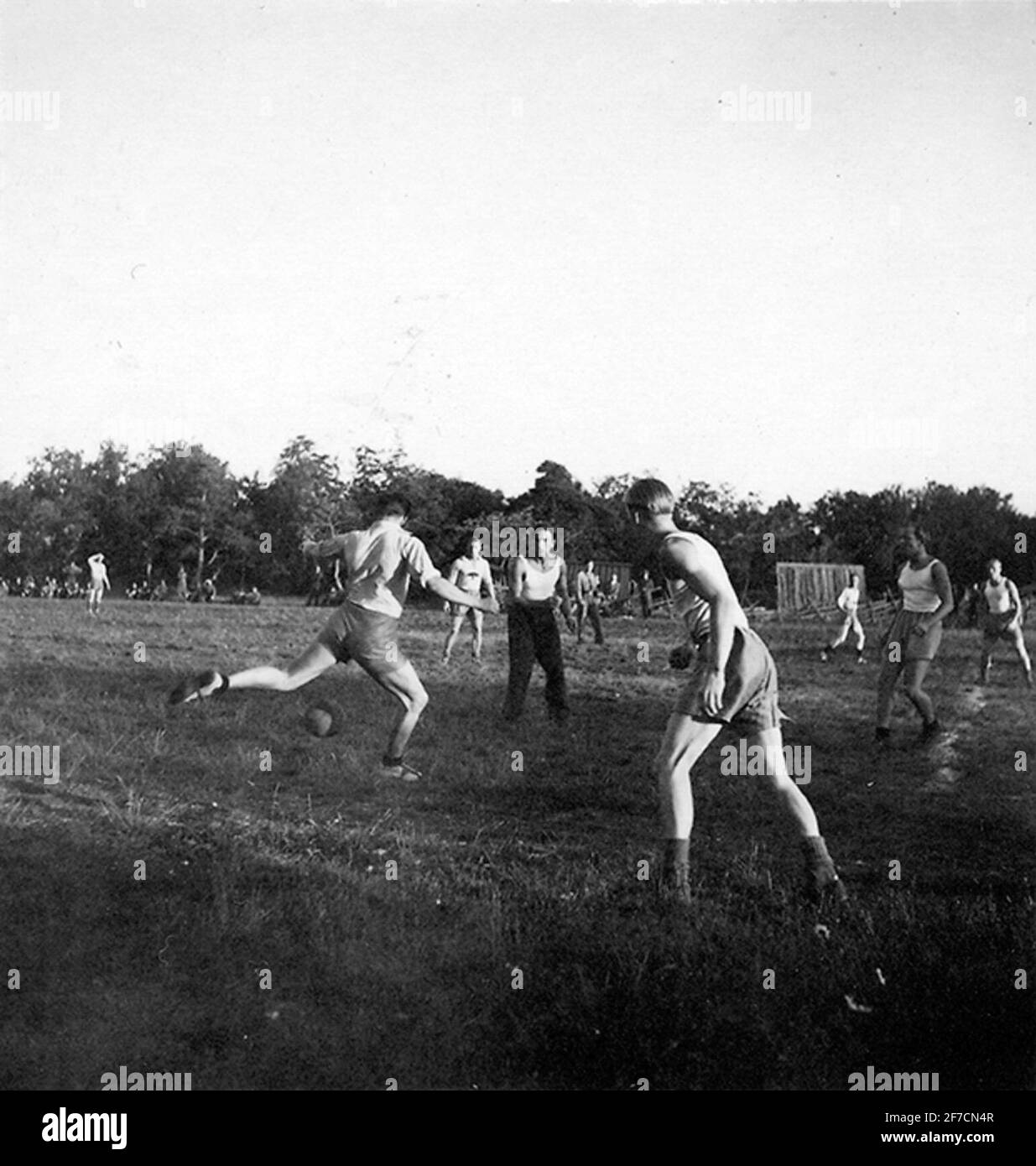 Competizione sportiva tra F 2 e F 3, 1942 incontro di calcio alla competizione sportiva tra F 2 flotta di volo Roslagens e F 3 Östgöta flotta di volo su Fårösund, 1942. Foto Stock