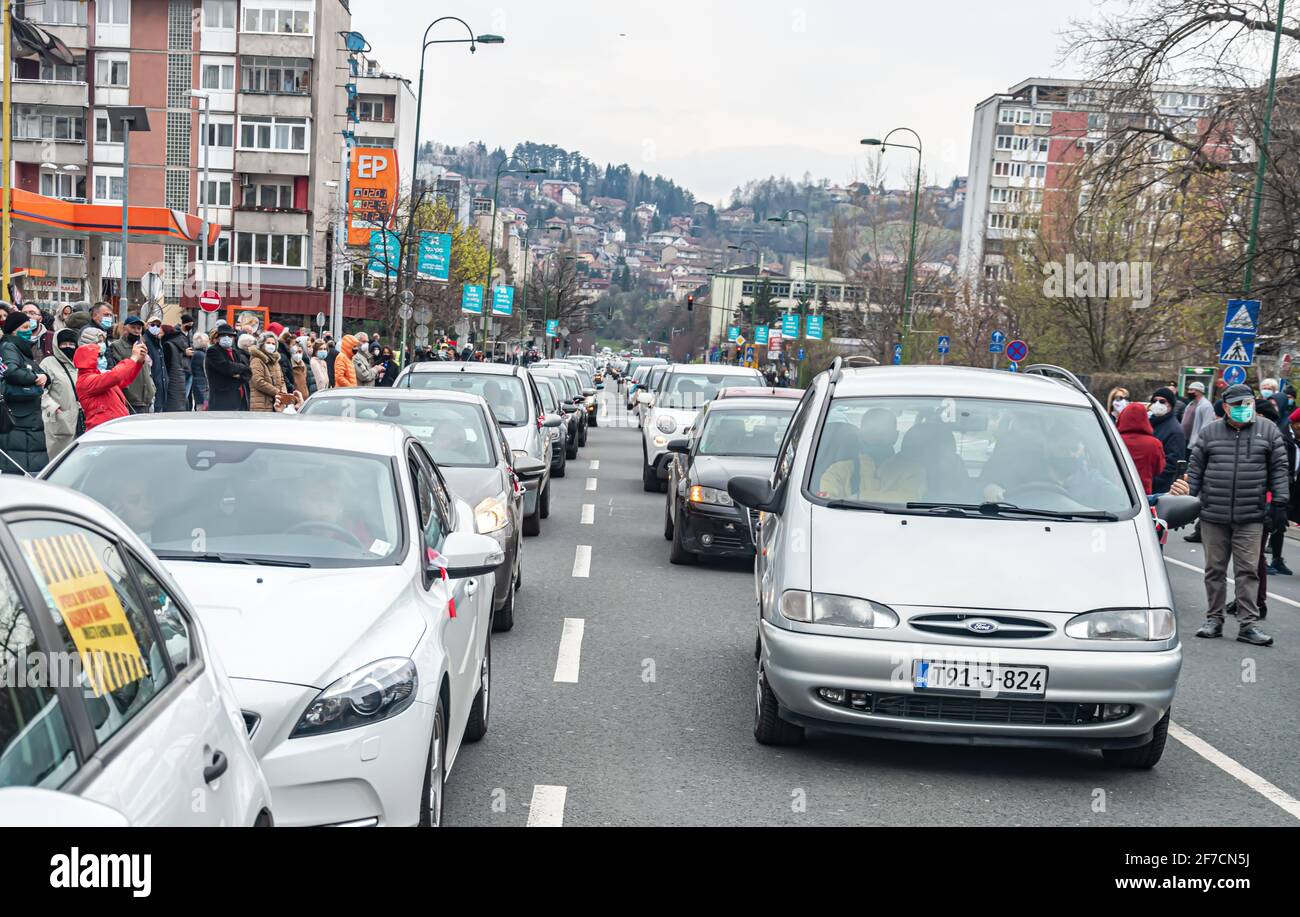 Centinaia di cittadini sono scesi per le strade di Sarajevo protesta contro il governo perché non hanno fornito vaccini per la vaccinazione corona Foto Stock