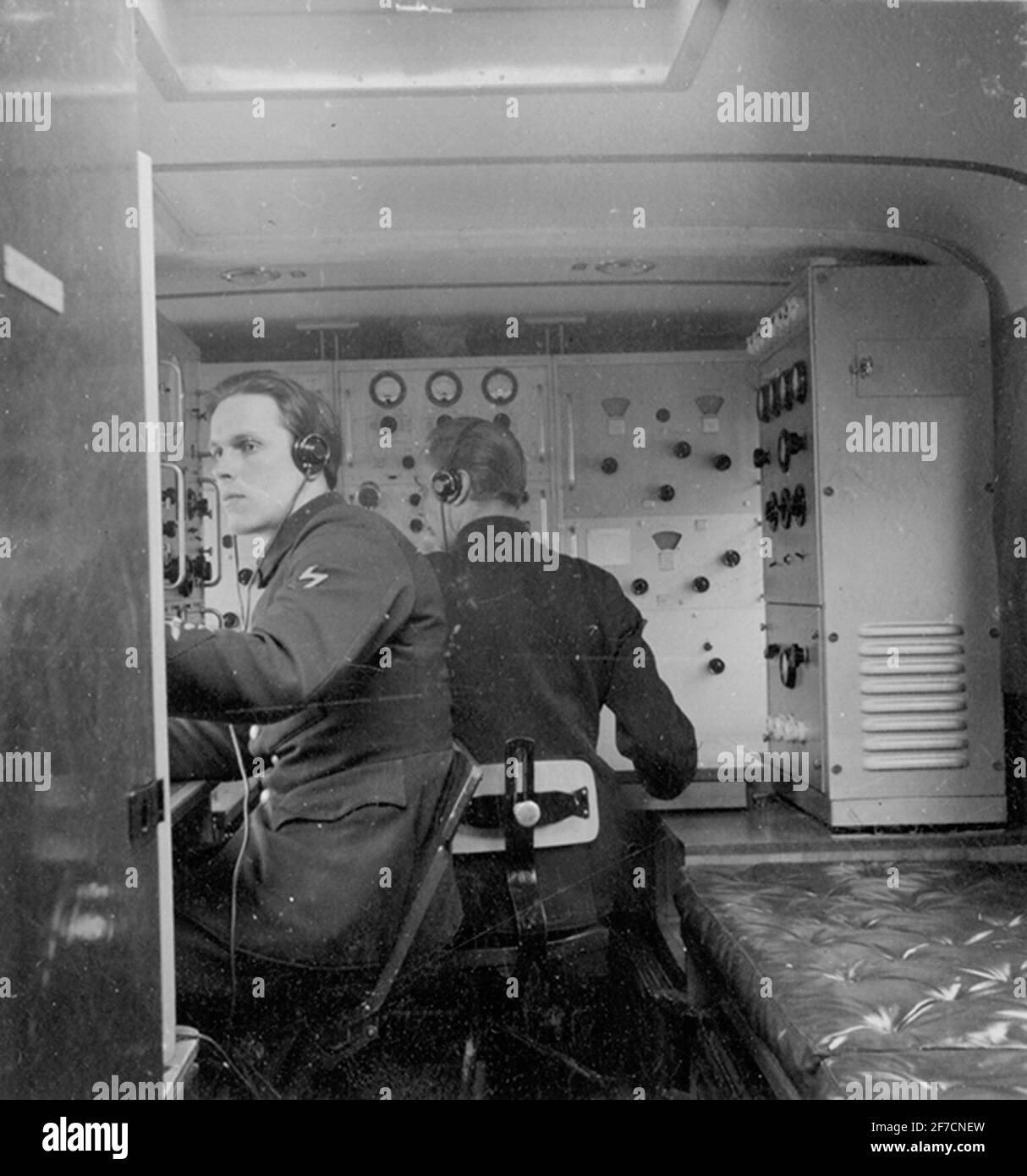 Due uomini che lavorano in autobus radio, stazione radio a marchio trasportabile M due uomini che lavorano in autobus radio, stazione radio a marchio portatile modello 9. Interno. Foto Stock