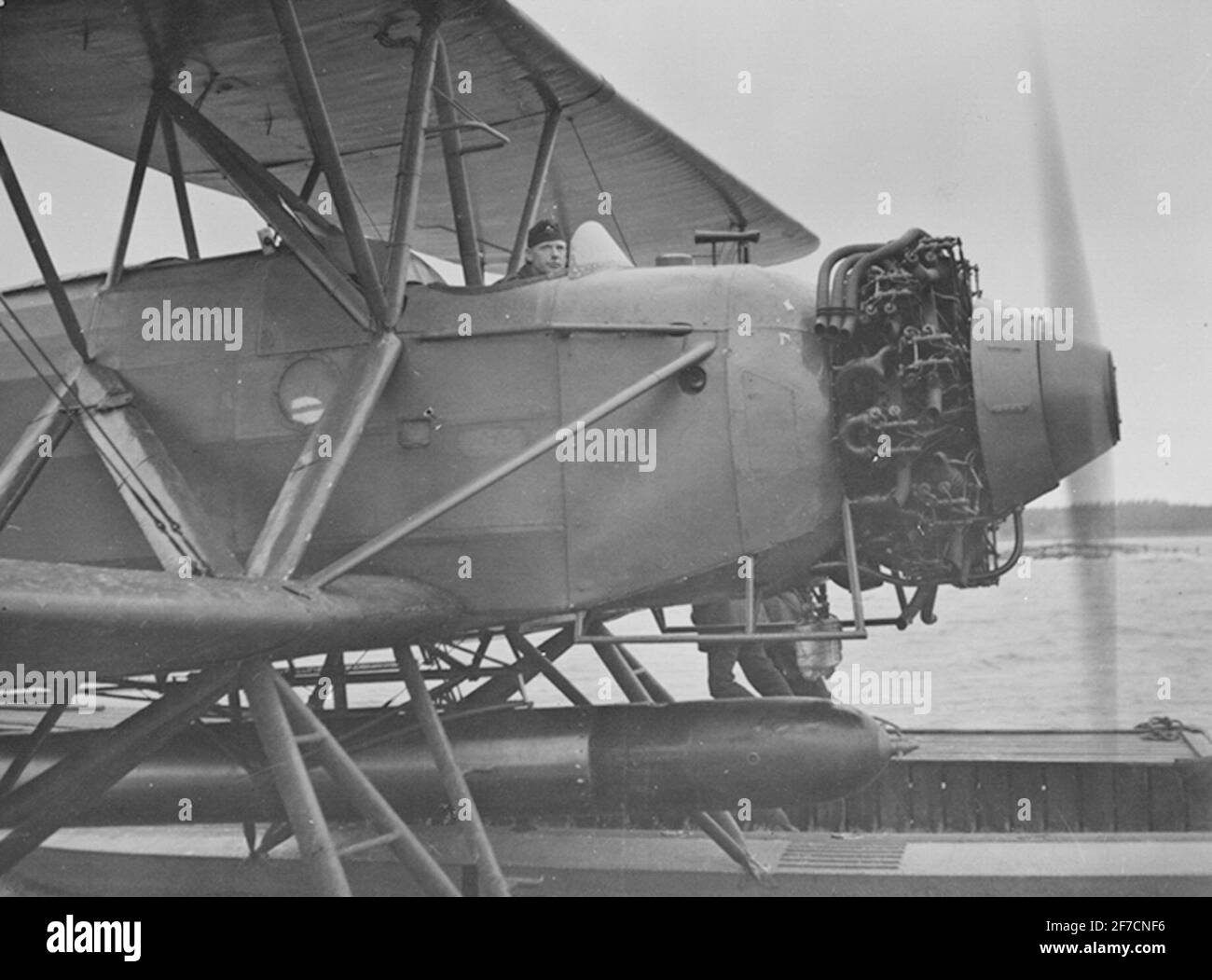 Primo piano della parte anteriore dell'aeromobile T 1 visto di lato. Primo piano della parte anteriore dell'aeromobile T 1 visto di lato. All'interno del sedile del conducente, un uomo si siede. Foto Stock