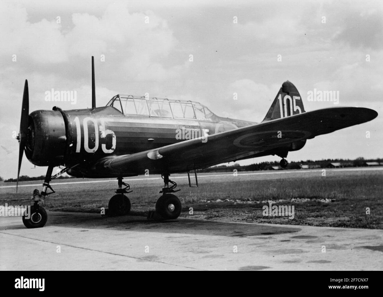 SK 14 con ruote anteriori su un campo aereo, 1943 . Il cosiddetto aereo 14 ha segnato il numero 105 con la ruota anteriore associata alla scuola d'aria di guerra F 5 si trova su un campo aereo. Vista laterale. Foto Stock