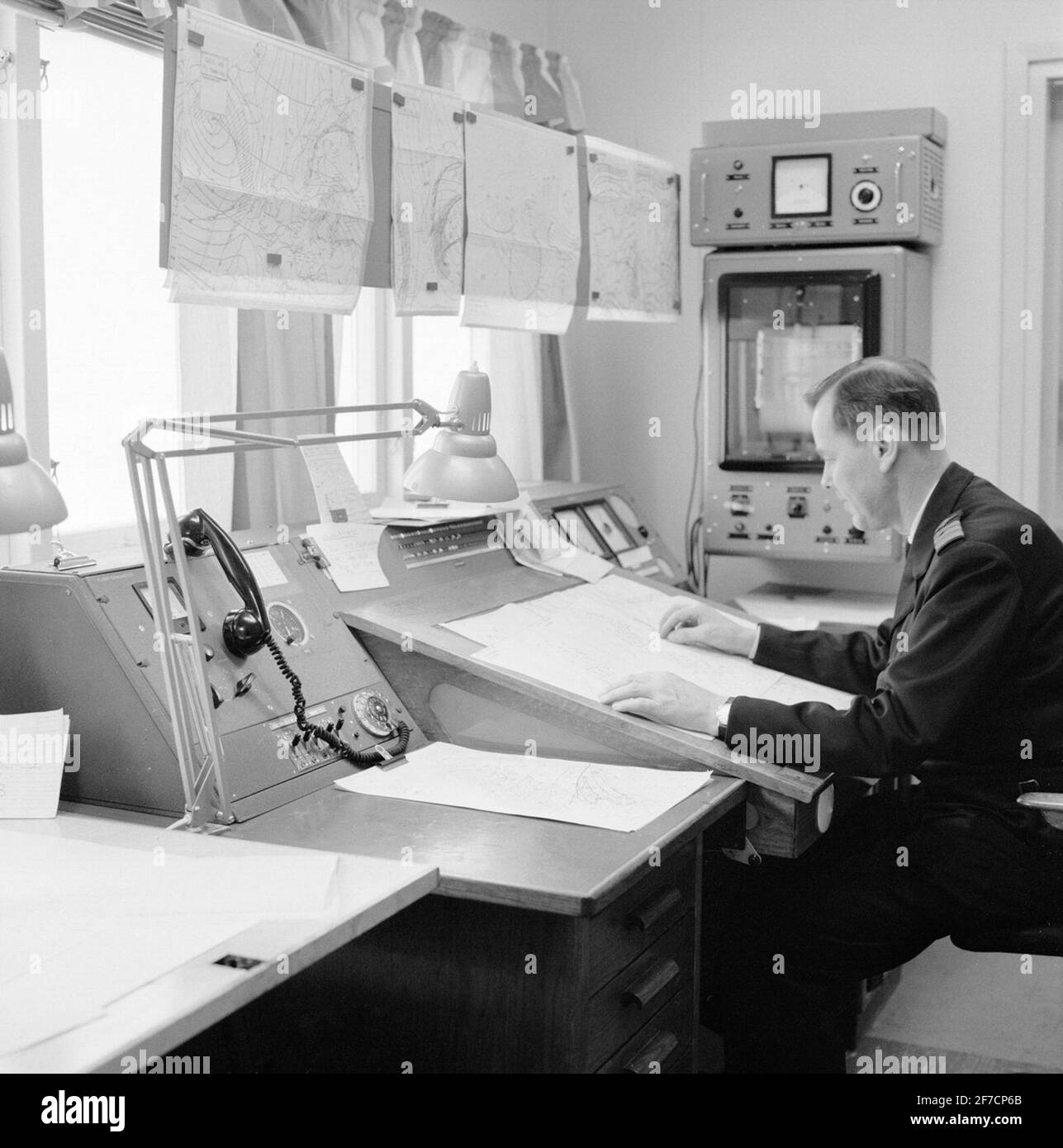 Meteorologo Thorild Agardh studi Mappe del tempo su F 3, 1960s le paludi del tempo sono studiate per i voli di oggi del meteorologo Thorild Agardh a F 3 Östgöta Flight Fleet, 1960s. Foto Stock