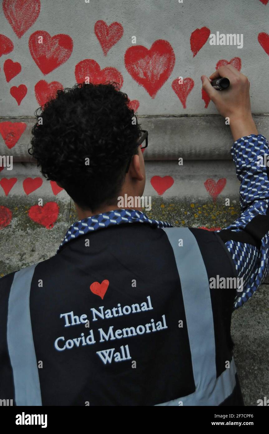 La realizzazione del National Covid Memorial di Londra. Foto Stock