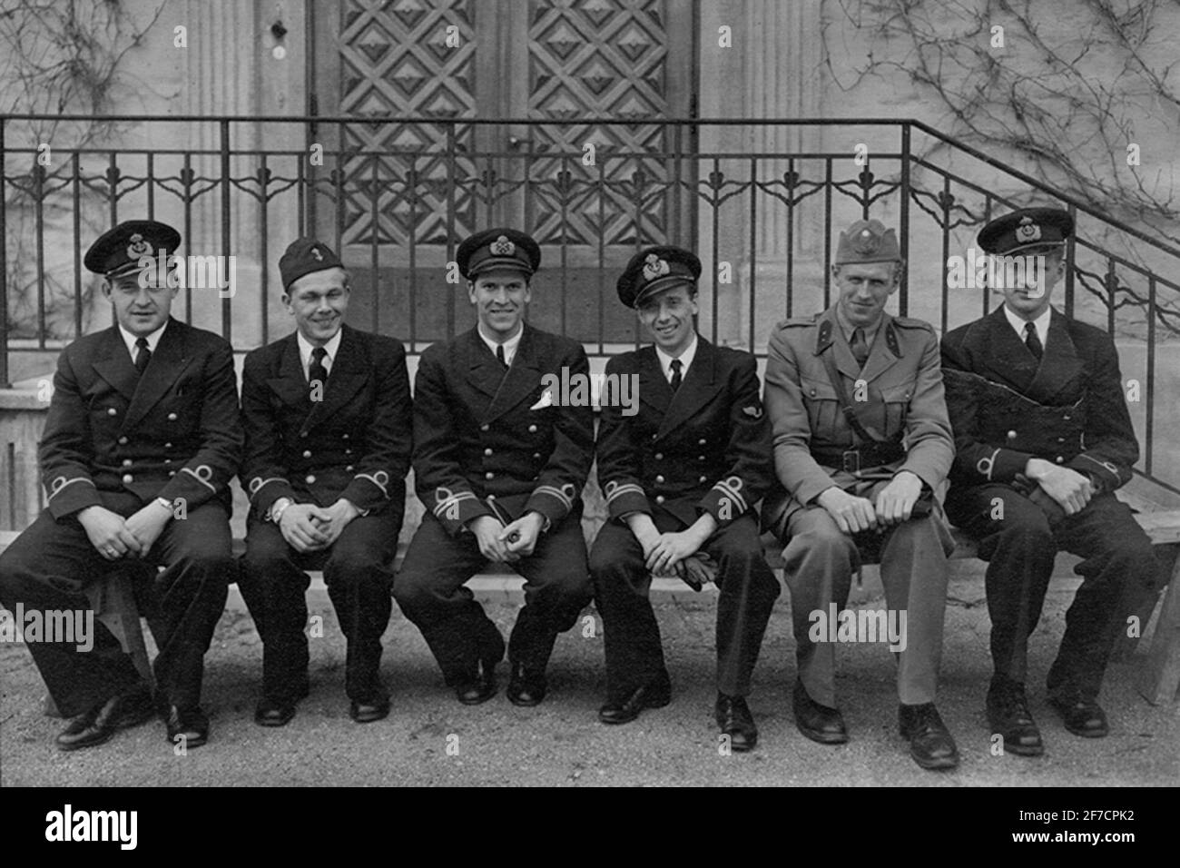 Immagine di gruppo degli ufficiali sulla formazione di base di aeromobili immagine di gruppo degli ufficiali sulla formazione di base di aeromobili sulla flotta di volo F 2 Roslagens, estate 1945 Foto Stock