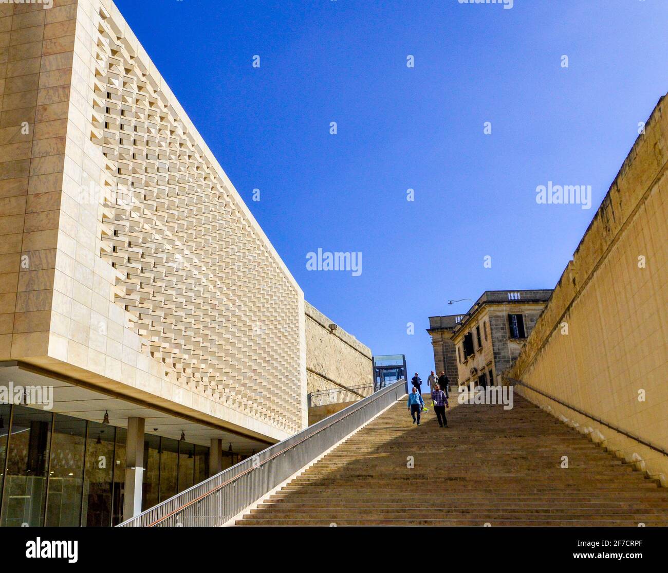 Valletta, Malta, 27 febbraio 2020. Scale fuori Malta nuovo edificio del Parlamento a la città di Valletta. Foto Stock