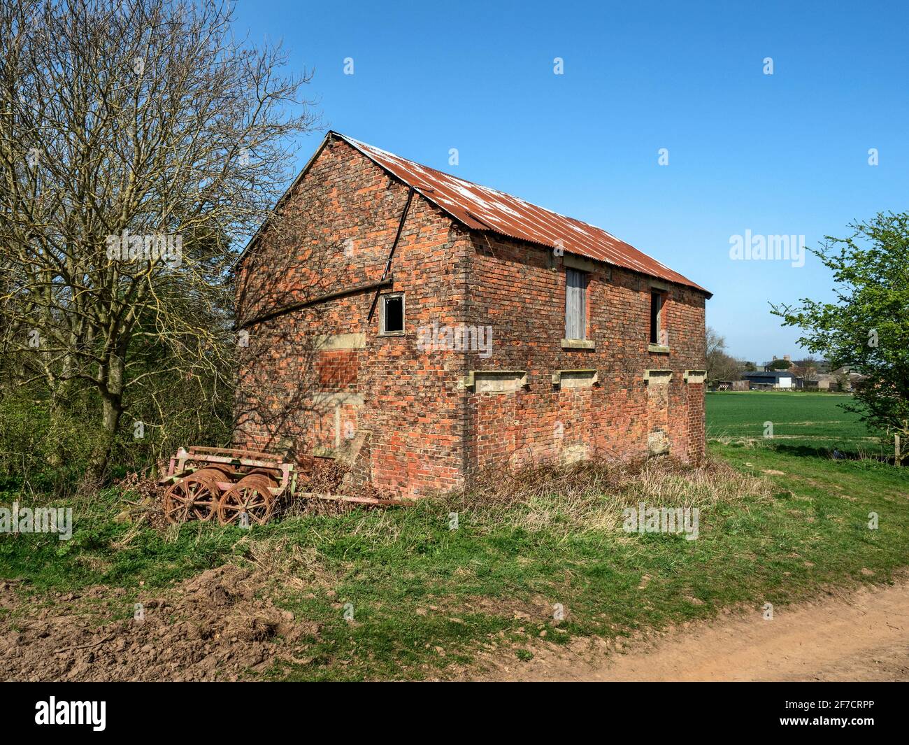 Vecchio fienile di mattoni rossi vicino a Hay a Park Knaresborough North Yorkshire Inghilterra Foto Stock