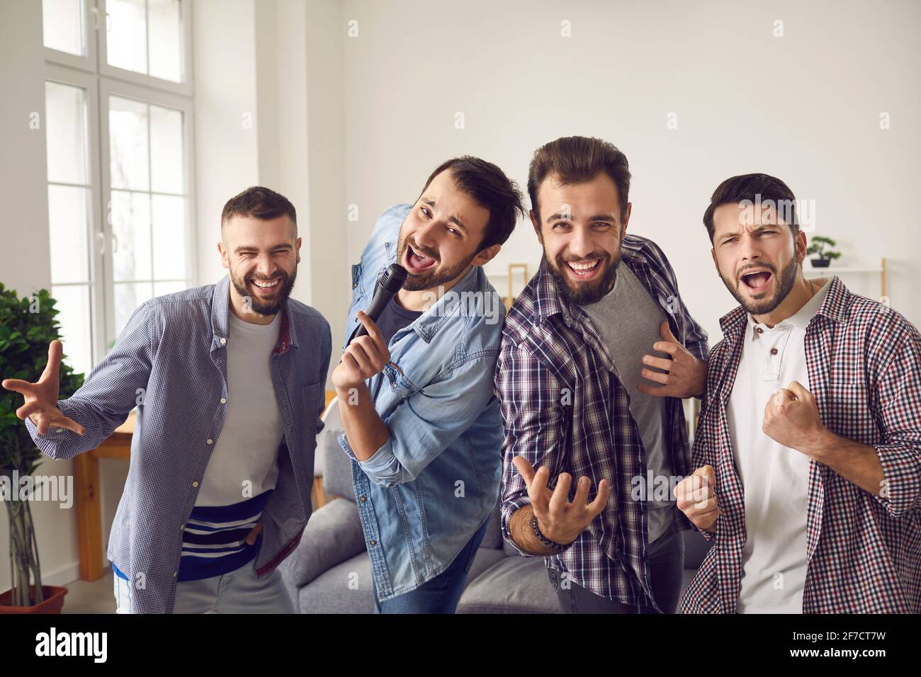 Home party e divertirsi per il concetto di azienda maschile Foto Stock