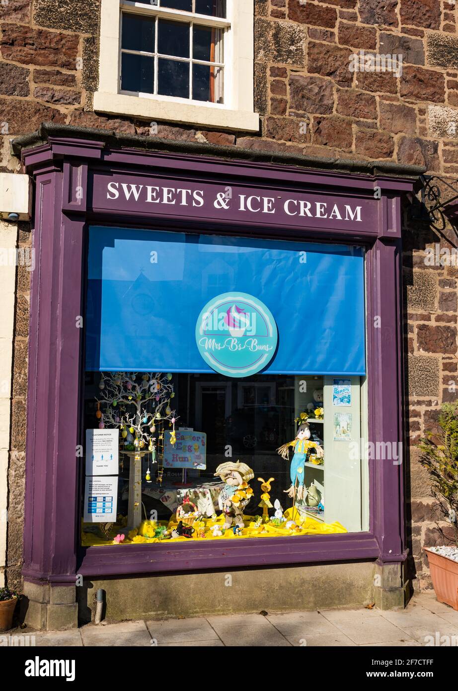 Vetrina di dolci e gelati con decorazioni pasquali, East Linton, East Lothian, Scotland, UK Foto Stock