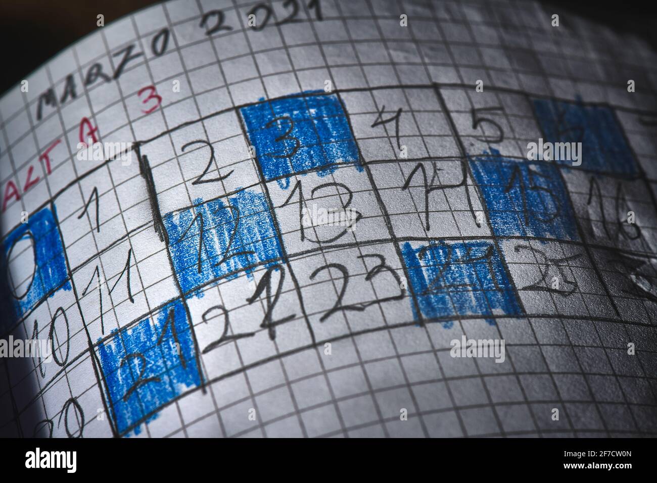 Giochi di funzionamento matematico in baby table su foglio a scacchi Foto Stock