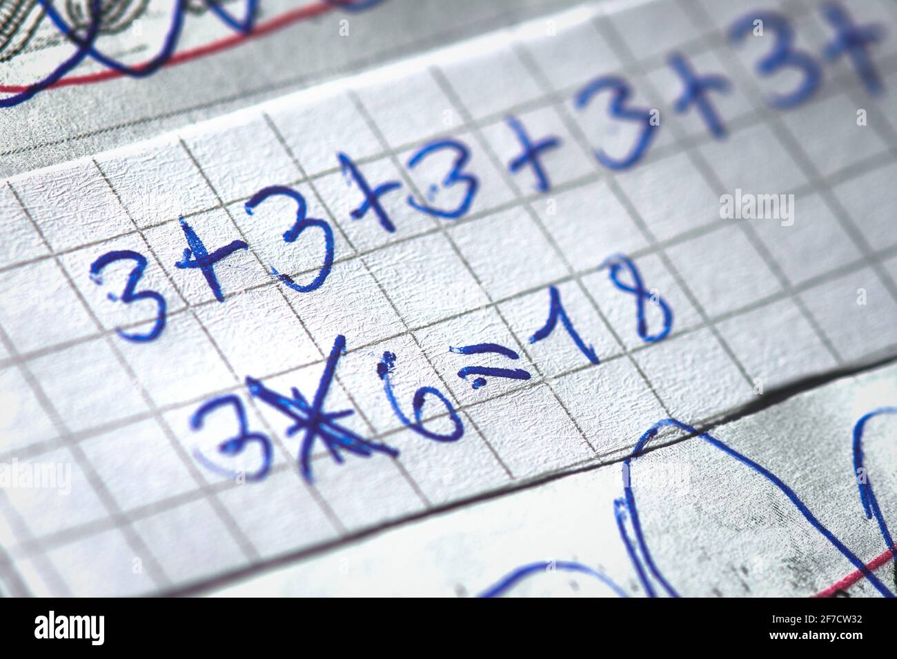 Operazioni matematiche a scuola scritte da un bambino Foto Stock