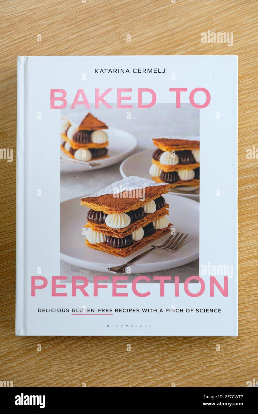 Cotto alla perfezione, il libro di Katarina Cermelj. Le ricette di torta e cottura sono tutte prive di glutine in questo libro eccellente Foto Stock