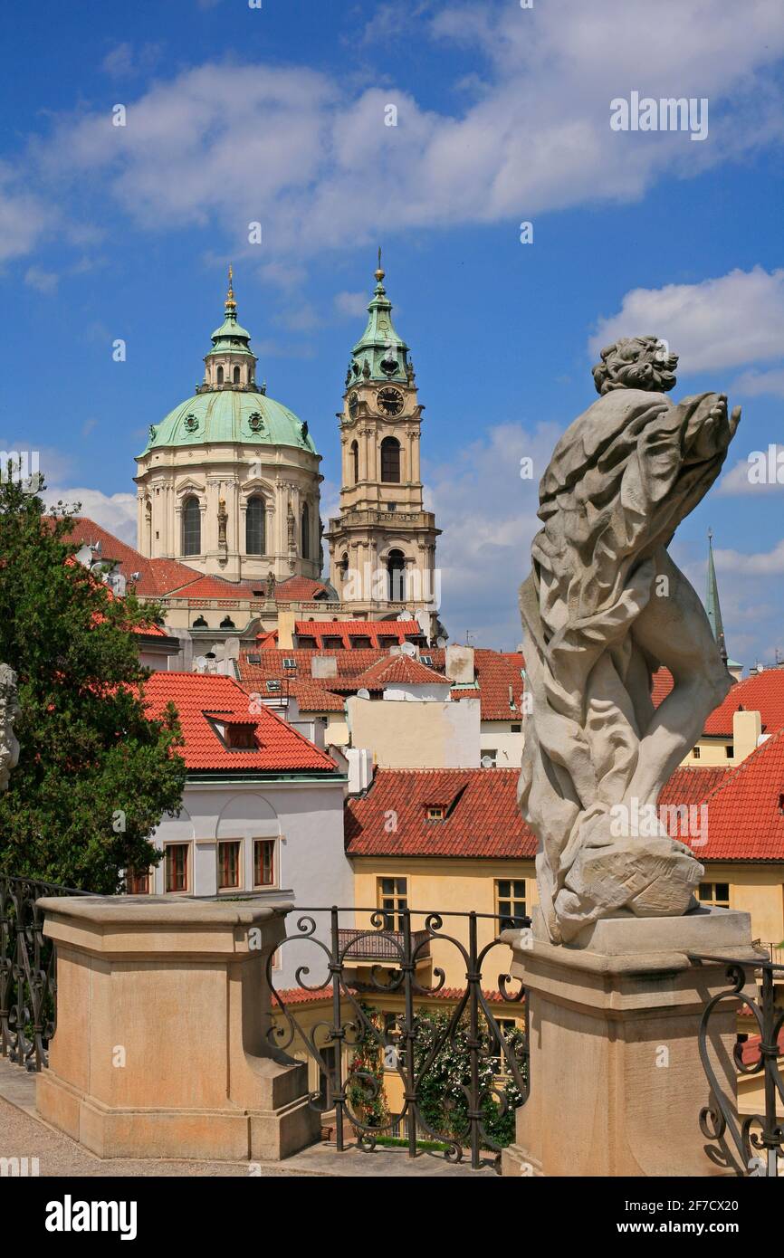 Vista panoramica verso la chiesa di San Nicola dal Giardino di Vrtba (Vrtbovska Zahrada) sui tetti della Città piccola (Mala Strana) Foto Stock