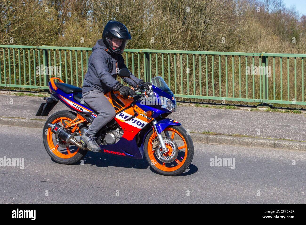 2005 Honda CBR 125 RS-5; motociclista; trasporto a due ruote, motociclette, veicolo su strade britanniche, motociclette, motociclisti automobilisti a Manchester, Regno Unito Foto Stock