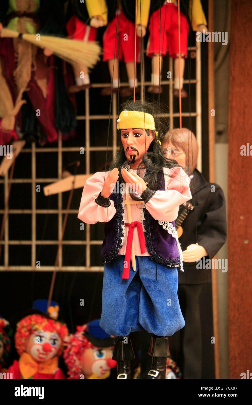 A Praga si possono acquistare come un souvenier teatro burattini. Alcuni potrebbero assomigliare ai Pirati del capitano dei Caraibi Jack Sparrow, con Johnny Depp. Foto Stock