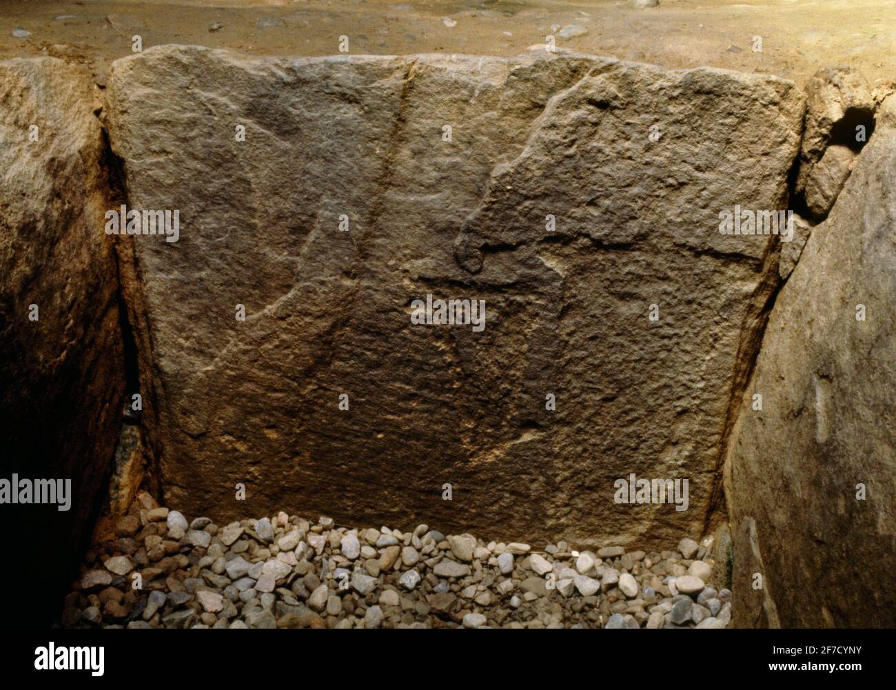 Incisioni di due teste di ascia piatte dell'età del bronzo sulla lastra di estremità N del cist di sepoltura all'interno di Nether Largie North tondo cairn, Kilmartin, Scozia, UK. Foto Stock