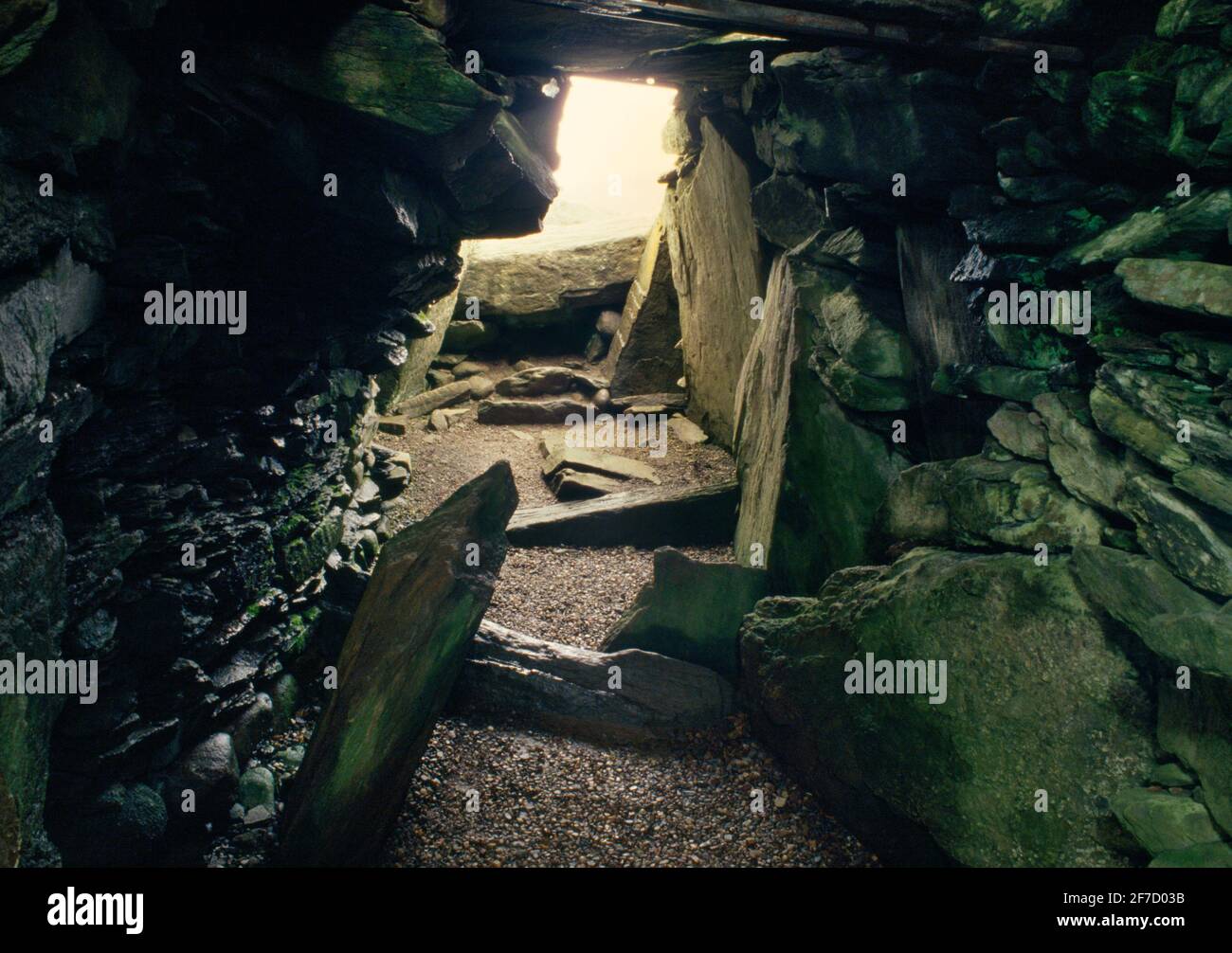 Vista all'interno di Nether Largie South Neolitico chambered Tomba, Kilmartin Glen, Scozia, Regno Unito guardando NE all'ingresso. Una tomba di galleria di tipo Clyde Foto Stock