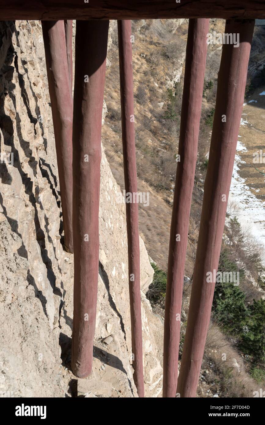 Colonne di legno di XuanKong si (Tempio di Hanging) ai piedi del Monte Hengshan nella provincia di Shanxi, circa 300 miglia a sud-ovest di Pechino, Cina. Foto Stock