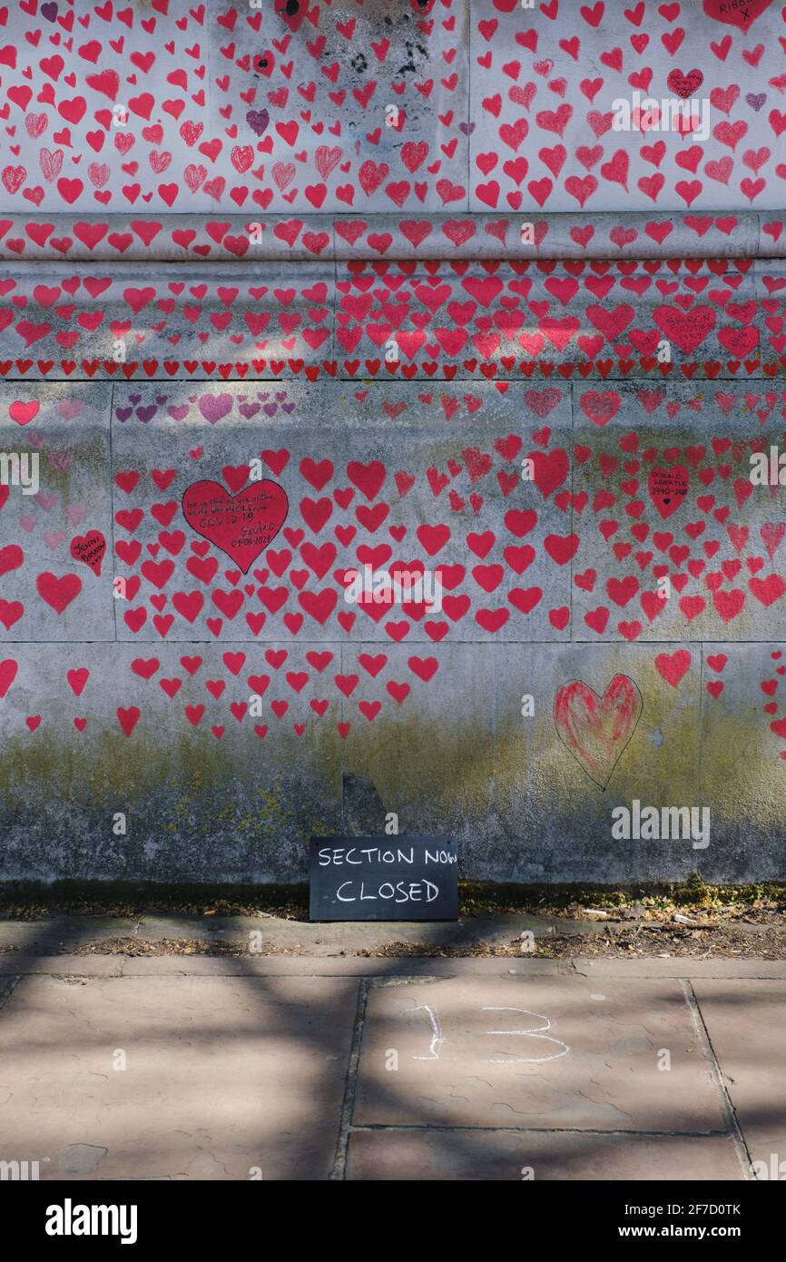Londra, Regno Unito - Aprile 2021. Il National Covid Memorial Wall. Quasi 150,000 cuori saranno dipinti da volontari, uno per ogni vittima Covid-19 nel Regno Unito Foto Stock