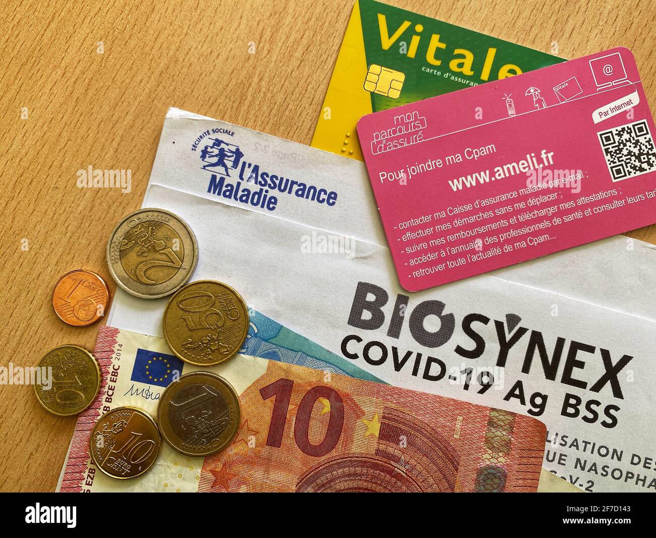 Il sistema francese di previdenza sociale copre le spese sanitarie, compresi i test del Coronavirus del Covid19. A questo scopo viene consegnata una carta vitale. Foto Stock