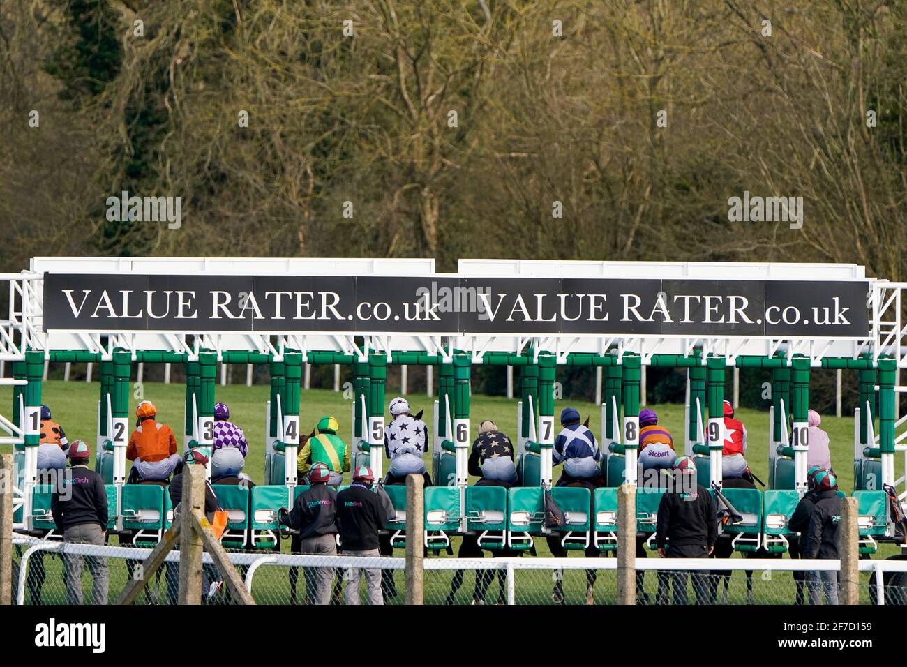 Una visione generale mentre i corridori lasciano le bancarelle nel CB Protection Security Consultants handicap a Bath Racecourse. Data immagine: Martedì 6 aprile 2021. Foto Stock