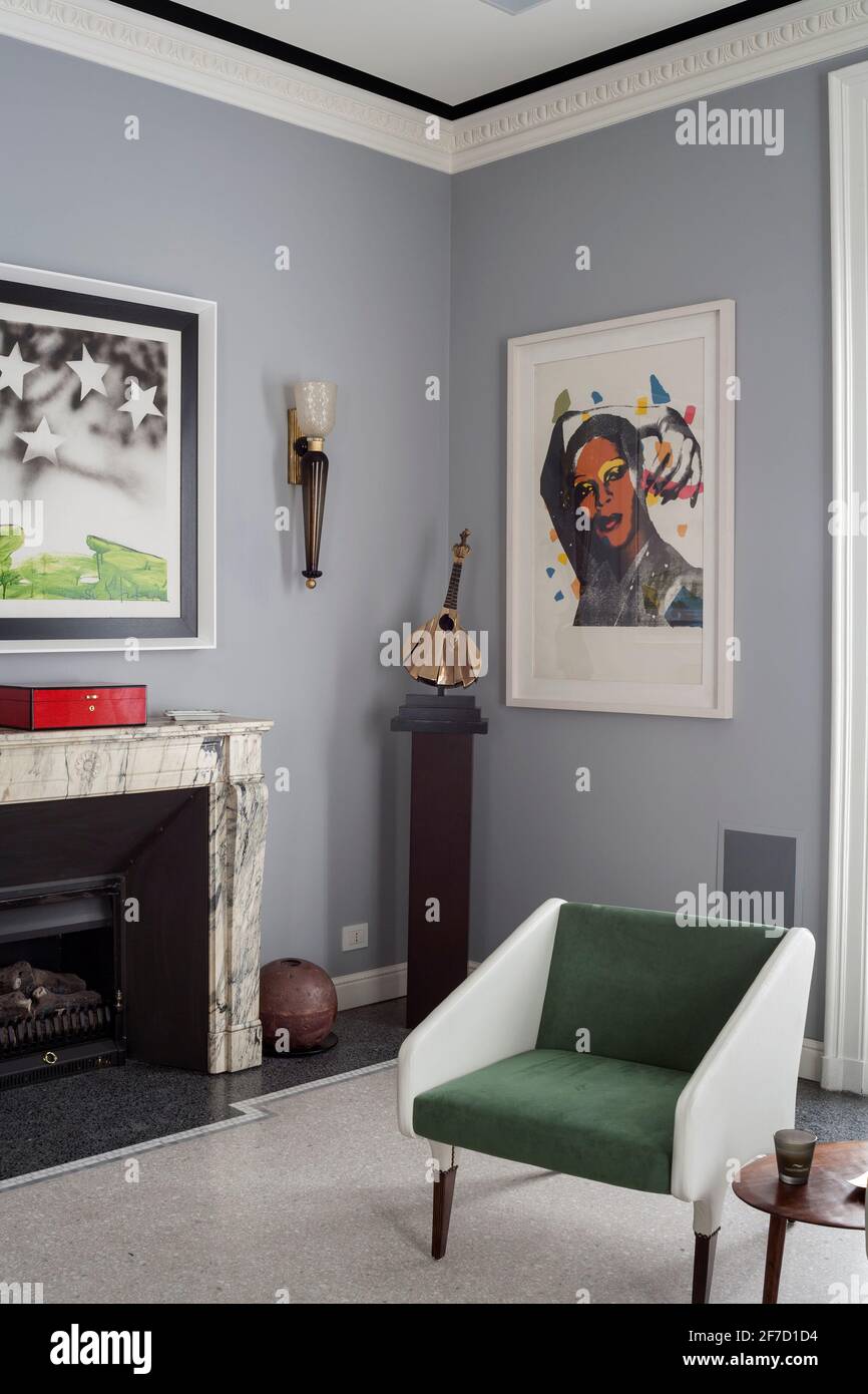 Interno di un soggiorno con alcune famose opere d'arte esposte In una casa privata a Milano Foto Stock