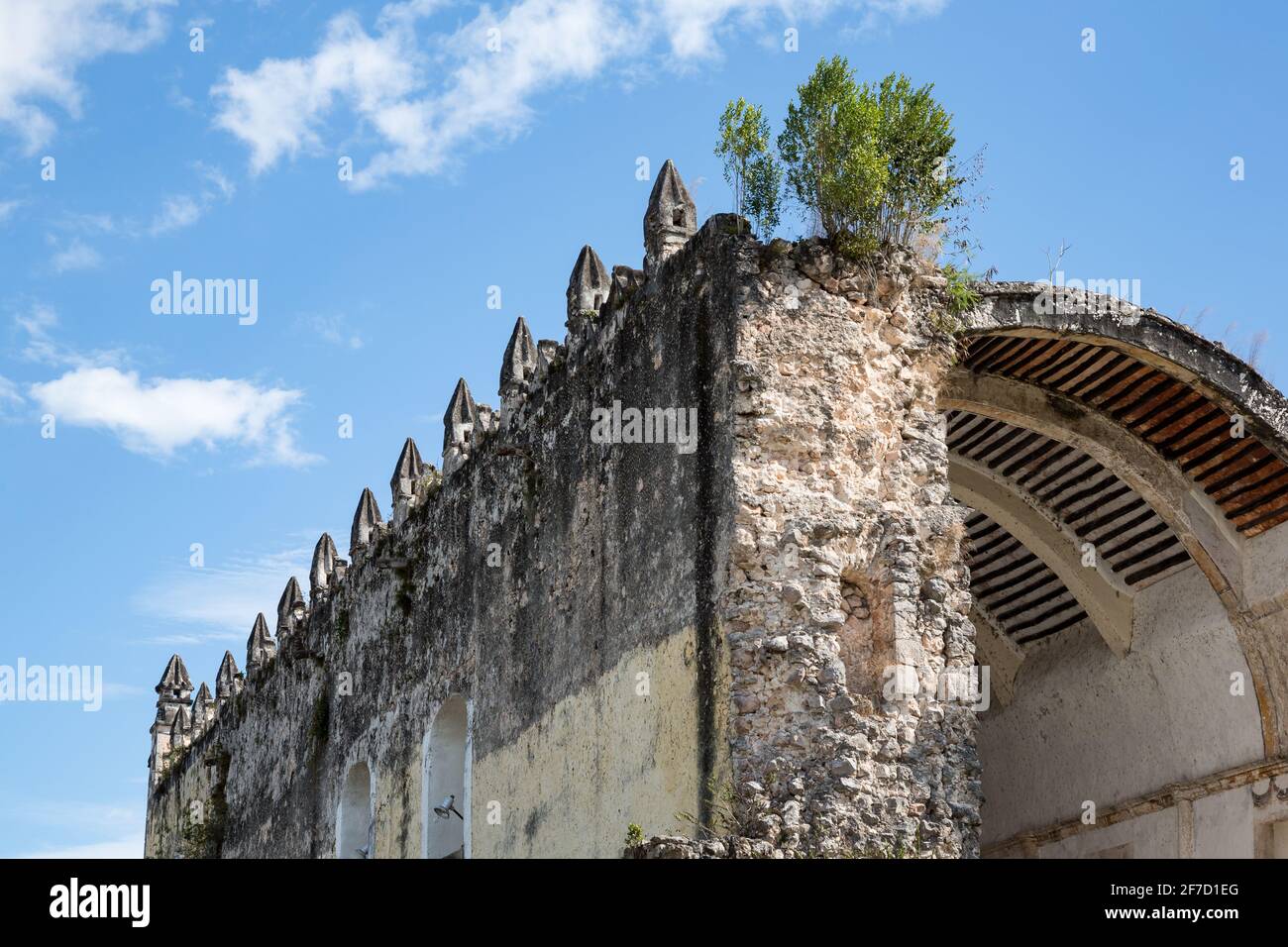Parete laterale della chiesa distrutta dalla guerra Iglesia de Santo Nino Gesù a Tihosuco, penisola dello Yucatan, Messico Foto Stock