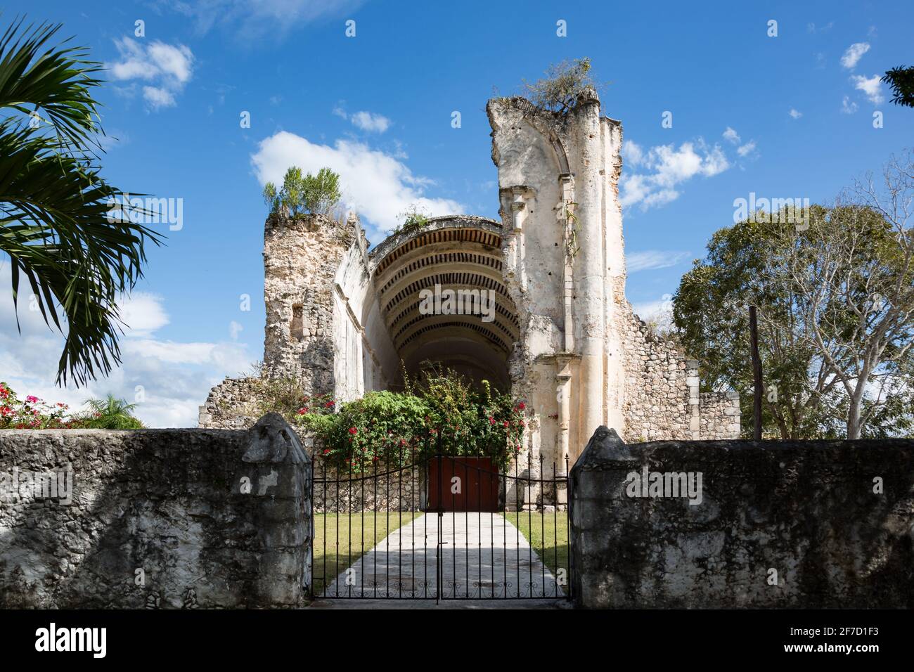 Vista frontale della chiesa distrutta dalla guerra Iglesia de Santo Nino Gesù a Tihosuco, Quintana Roo, penisola dello Yucatan, Messico Foto Stock