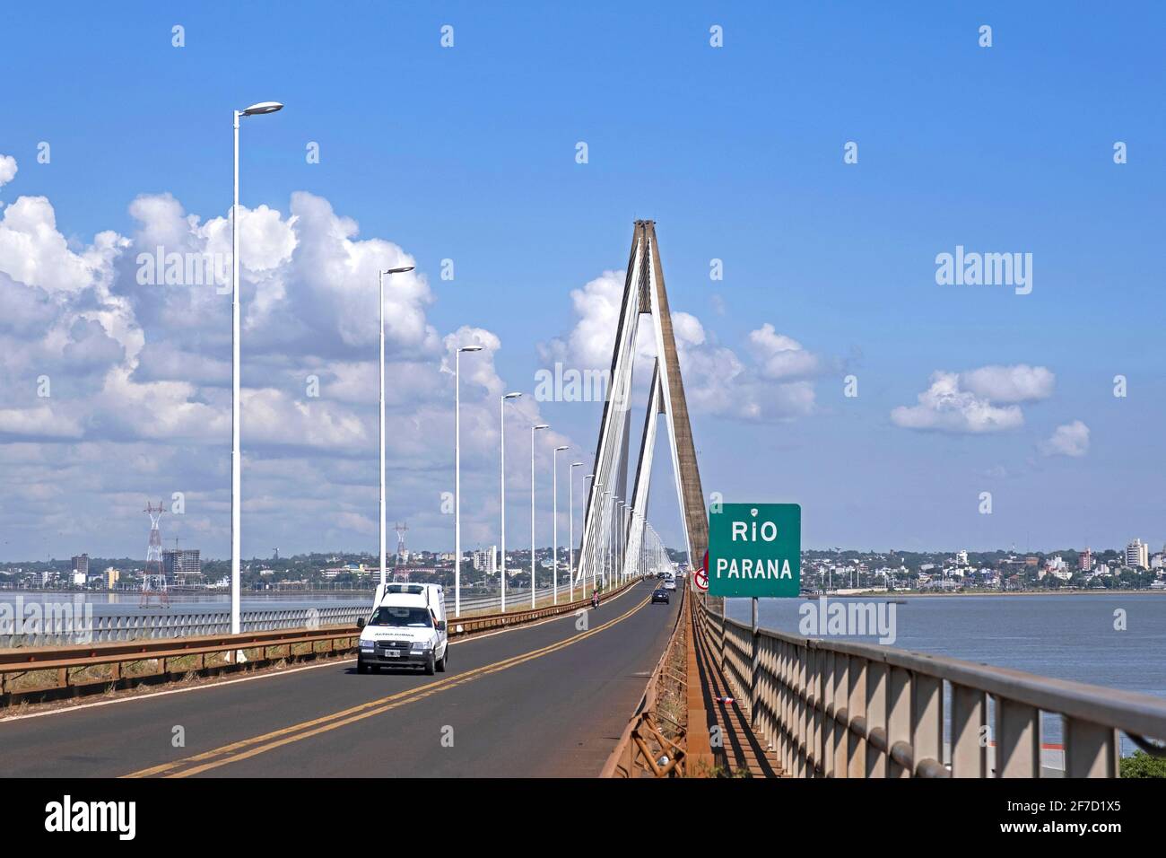 Ponte San Roque González de Santa Cruz, ponte sospeso sul fiume Paraná tra le città di Posadas, Argentina e Encarnación, Paraguay Foto Stock