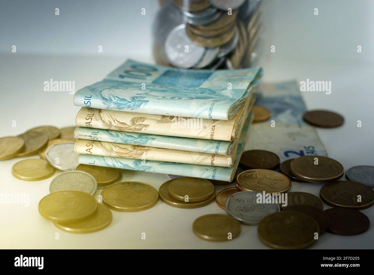 Monete e banconote di real brasiliani, denaro dal Brasile, banconote di real, banconote BRL Brasile, economia e business. Foto Stock