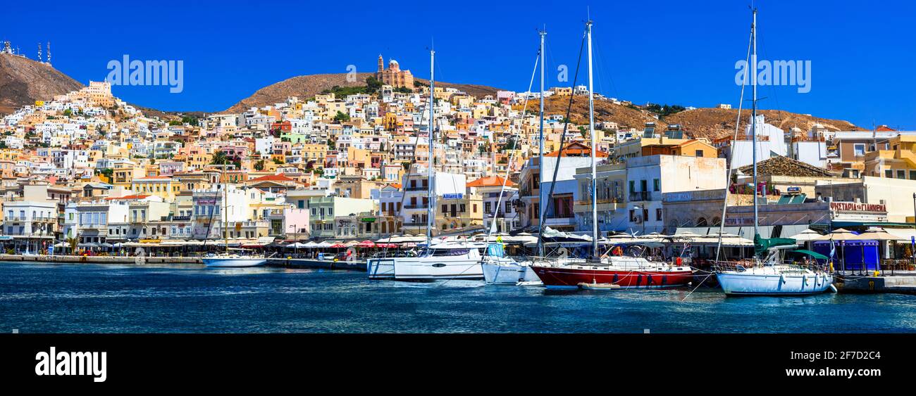 Vista panoramica sulla città di Ermoupoli, capitale dell'isola di Syros. CICLADI. Giugno 2016 Foto Stock