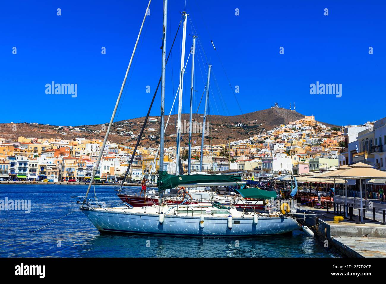 Grecia viaggio. Porto della città di Ermoupoli, con barche a vela. Capitale dell'isola di Syros. CICLADI. Giugno 2016 Foto Stock