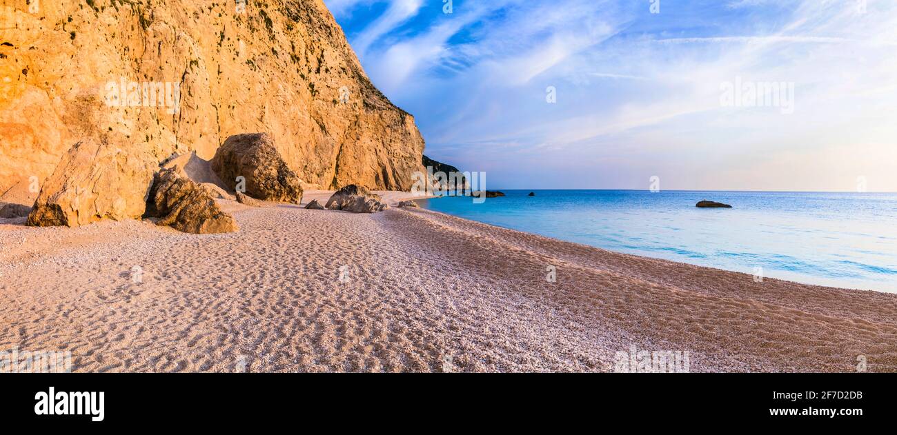 Tranquillo paesaggio marino - tramonto sulla spiaggia di Porto Katsiki. Isola Ionica di Lefkada. Le più belle spiagge della Grecia Foto Stock