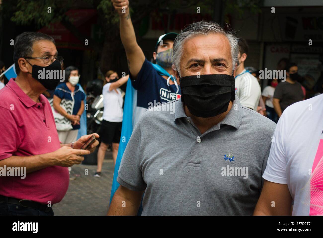2021-02-27, Mendoza, Argentina - il deputato nazionale Alfredo Cornejo fa un'apparizione pubblica durante una protesta contro il governo nazionale. Foto Stock