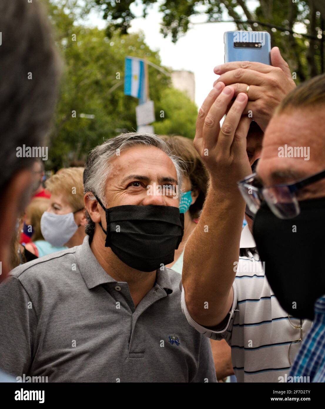 2021-02-27 / Mendoza, Argentina - UN protettore prende un selfie con il vice nazionale Alfredo Cornejo durante una protesta contro il governo. Foto Stock