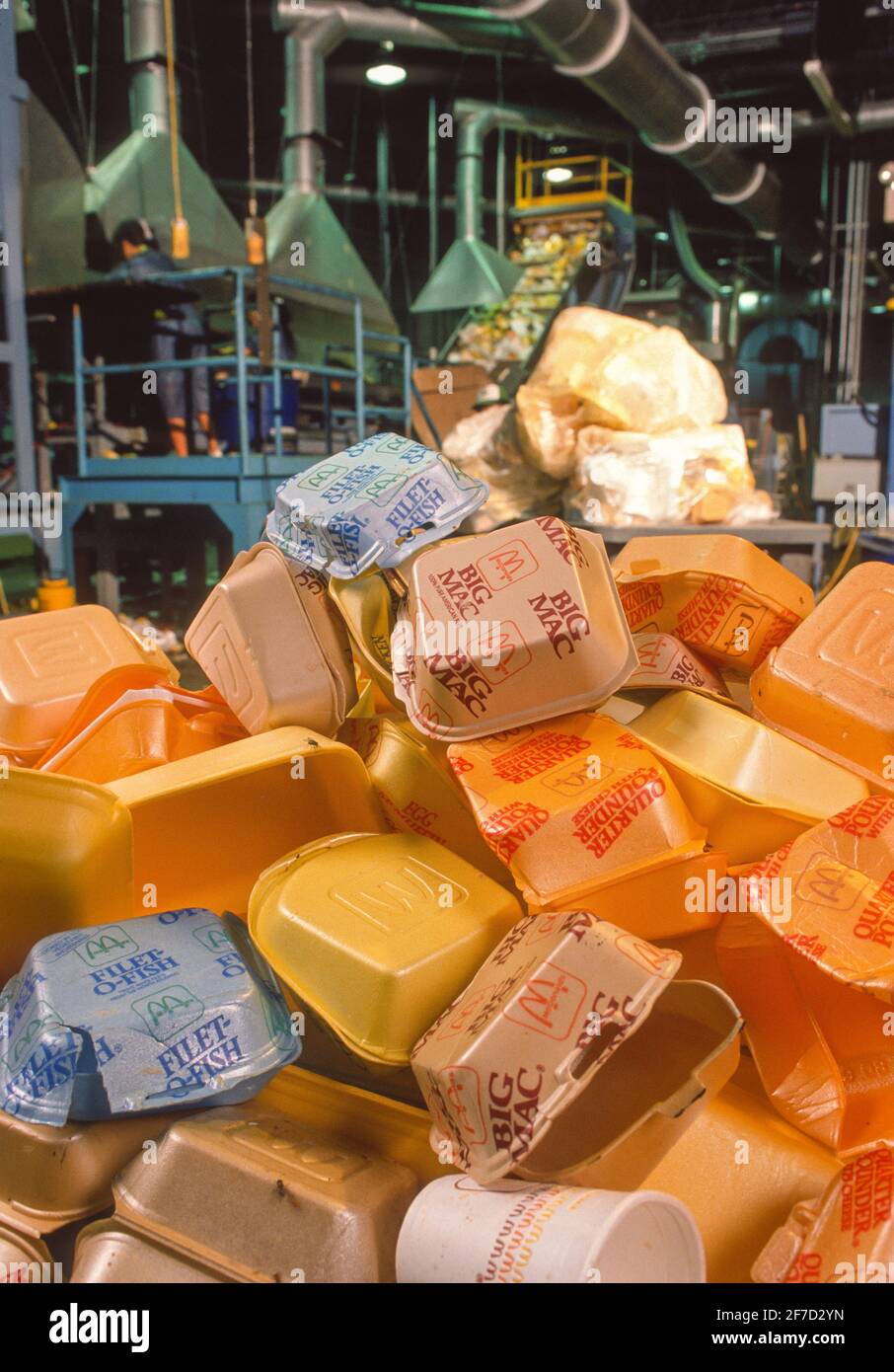 LEOMINSTER, MASSACHUSETTS, USA, 7 AGOSTO 1990 - riciclaggio di contenitori fast food in polistirene, polistirolo, presso lo stabilimento Plastic Again. Foto Stock