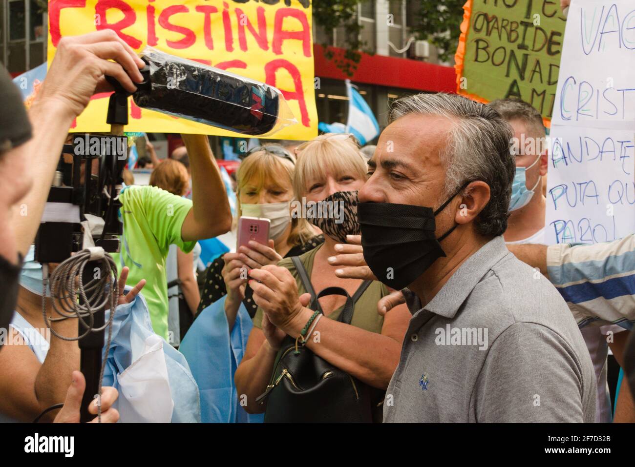 2021-02-27, Mendoza, Argentina - il deputato nazionale Alfredo Cornejo intervista alla TV durante una protesta contro il governo. Foto Stock