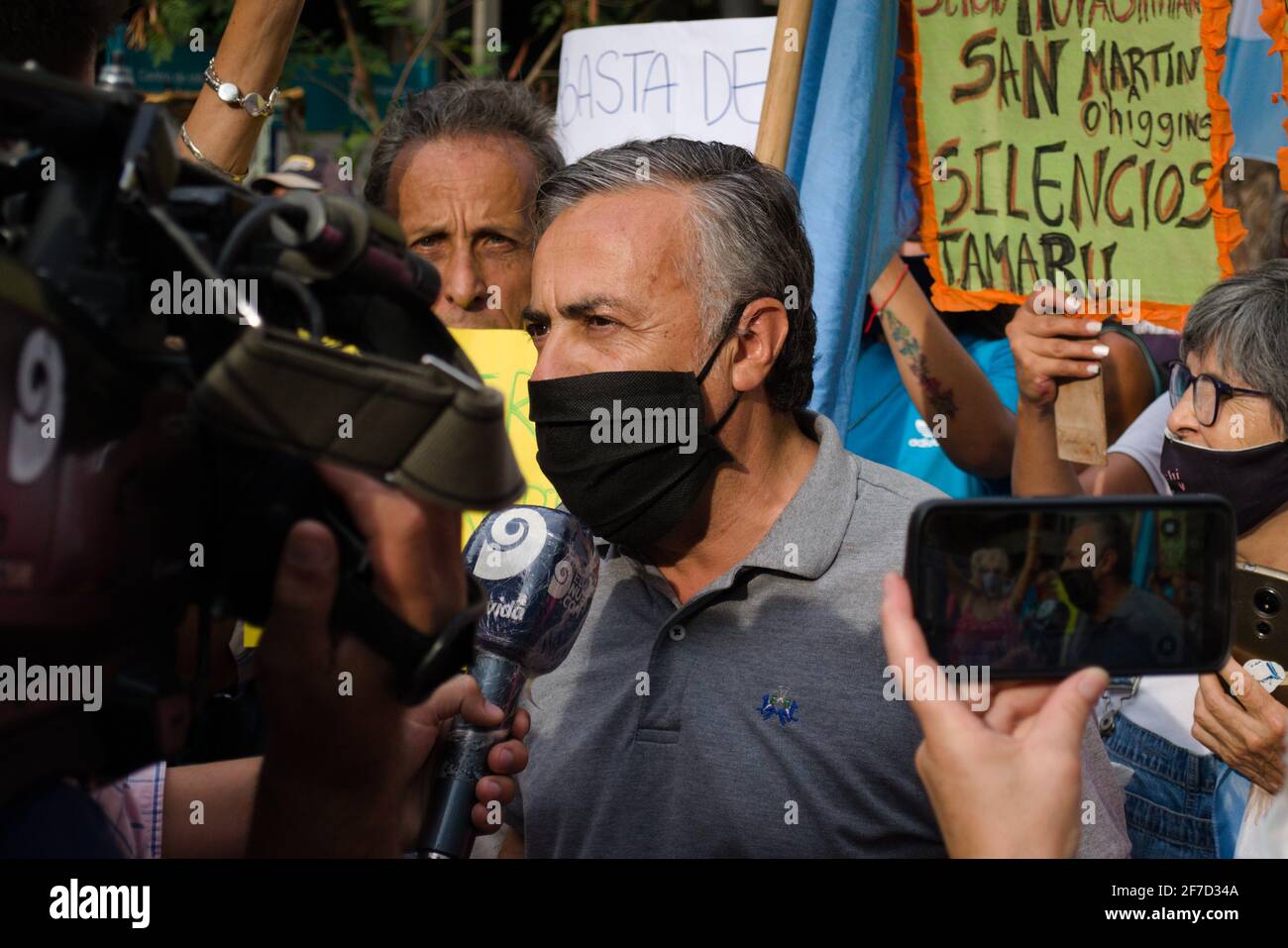2021-02-27, Mendoza, Argentina - il deputato nazionale Alfredo Cornejo intervista alla TV durante una protesta contro il governo. Foto Stock