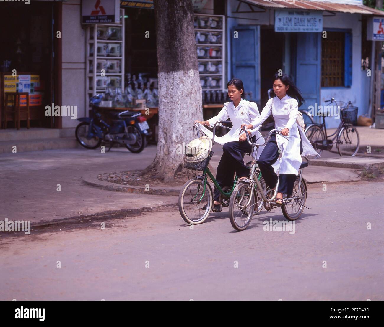 Collegio femminile agli studenti di andare in bicicletta, District 1, Città di Ho Chi Minh (Saigon), la Repubblica socialista del Vietnam Foto Stock