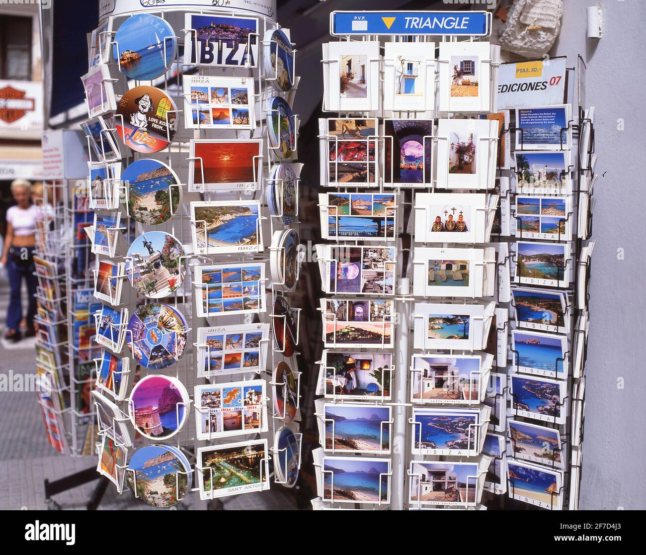 Scaffali di cartoline fuori negozio, Sant Antoni de Portmany, Ibiza, Isole Baleari, Spagna Foto Stock