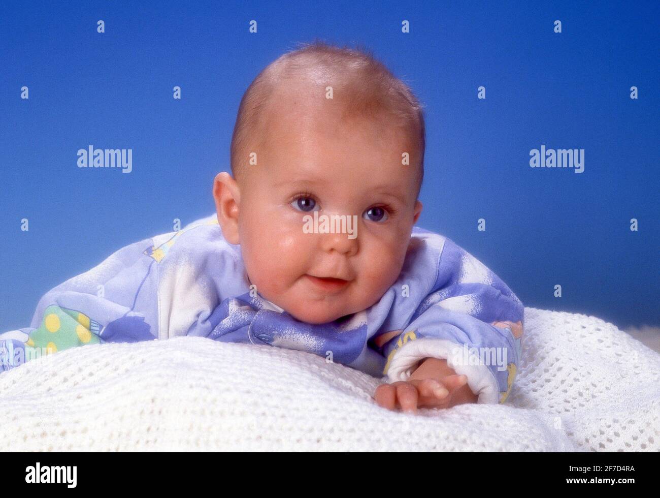 Sorridente baby boy in studio di sparare, Berkshire, Inghilterra, Regno Unito Foto Stock