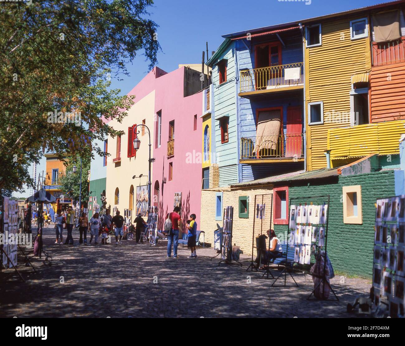 A tinte pastello di edifici colorati, Caminito Street, La Boca, Buenos Aires, Argentina Foto Stock