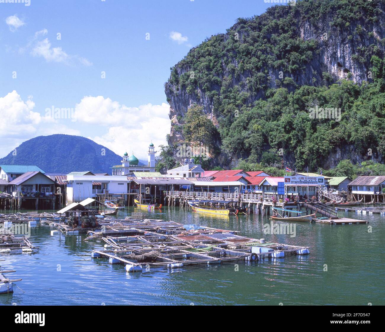 Villaggio di Pescatori sul mare-palafitte, Ko Panyi, Phang Nga Bay Marine National Park, Phang Nga, Thailandia Foto Stock