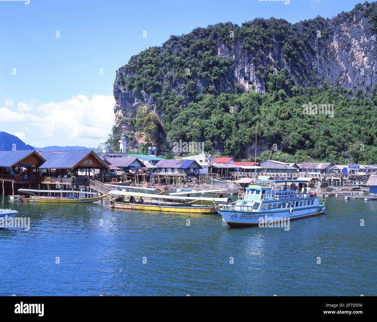 Villaggio di Pescatori sul mare-palafitte, Ko Panyi, Phang Nga Bay Marine National Park, Phang Nga, Thailandia Foto Stock